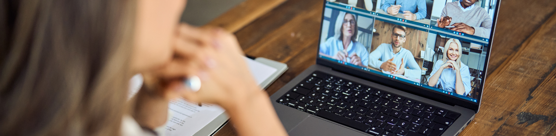 Mensen werken remote in een meeting